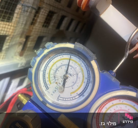 מד לחץ אוויר עם מחוגים צבעוניים